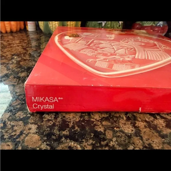 NIB Mikasa Crystal Heart-Shaped Glass Decorative Serving Tray. 12 1/2 wide - Picture 4 of 6